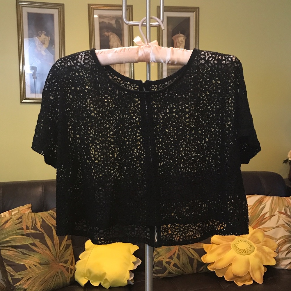🎱 LACE TOP