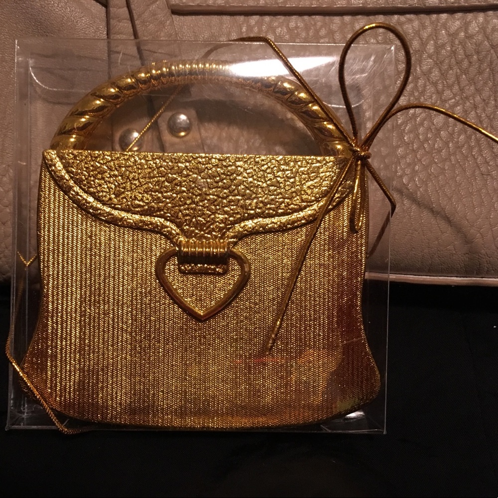 gold tone purse that opens to a double mirror
