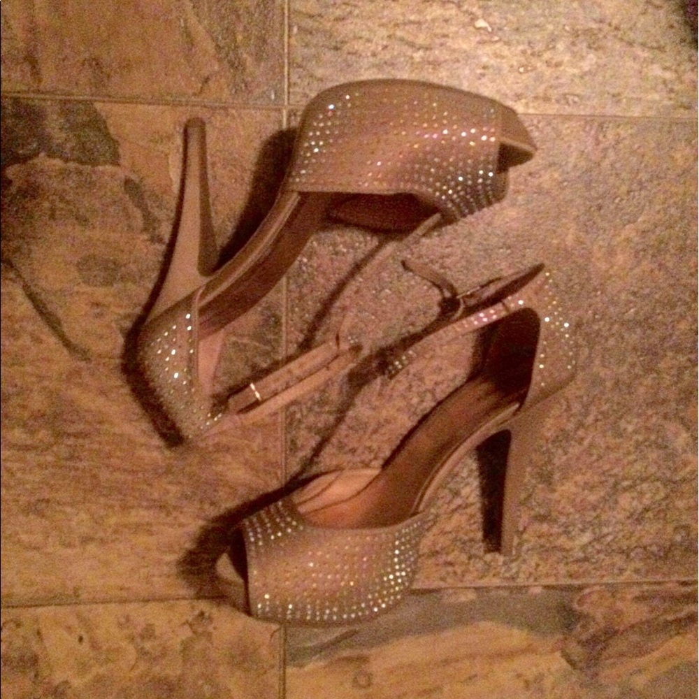 $⬇️ Gold t-strap peep toe heels