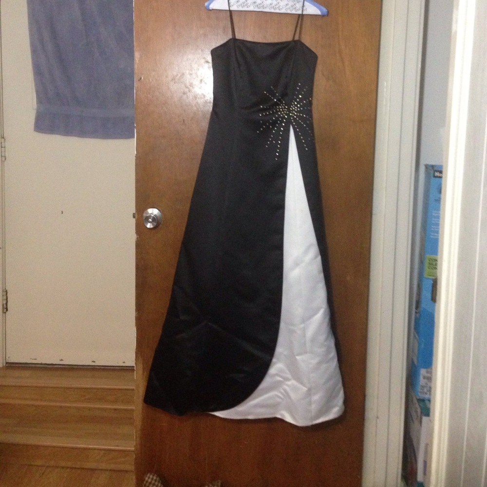 ‼️ PRICE DROP ‼️ Black & white prom dress