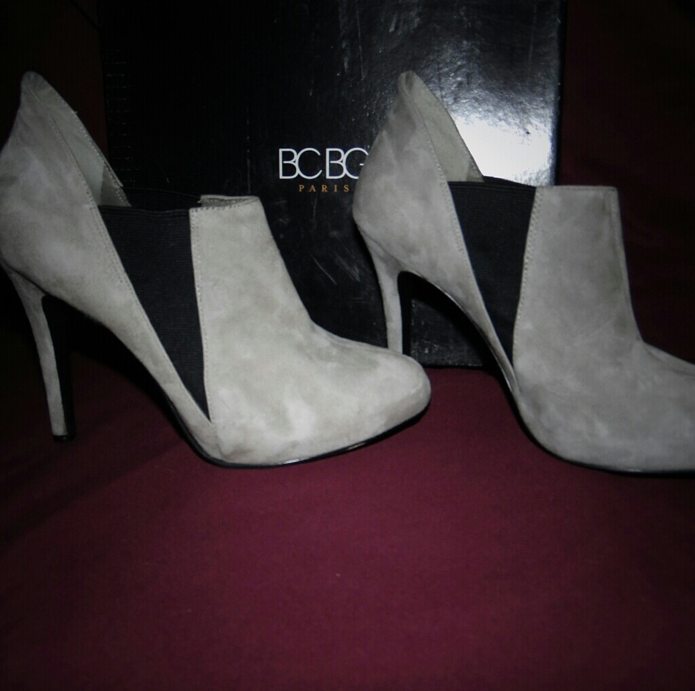 BCBG PARIS Frosted grey/black suede booties