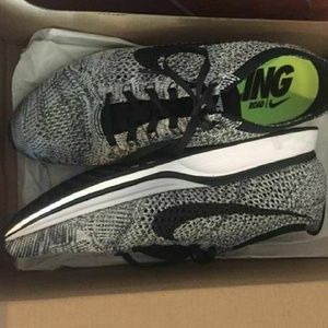 Fly knit racer cookie cream 8.5