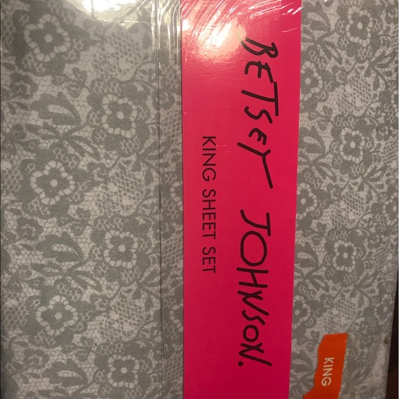 Betsey Johnson King Size Grey Flowers Sheets - Picture 1 of 1
