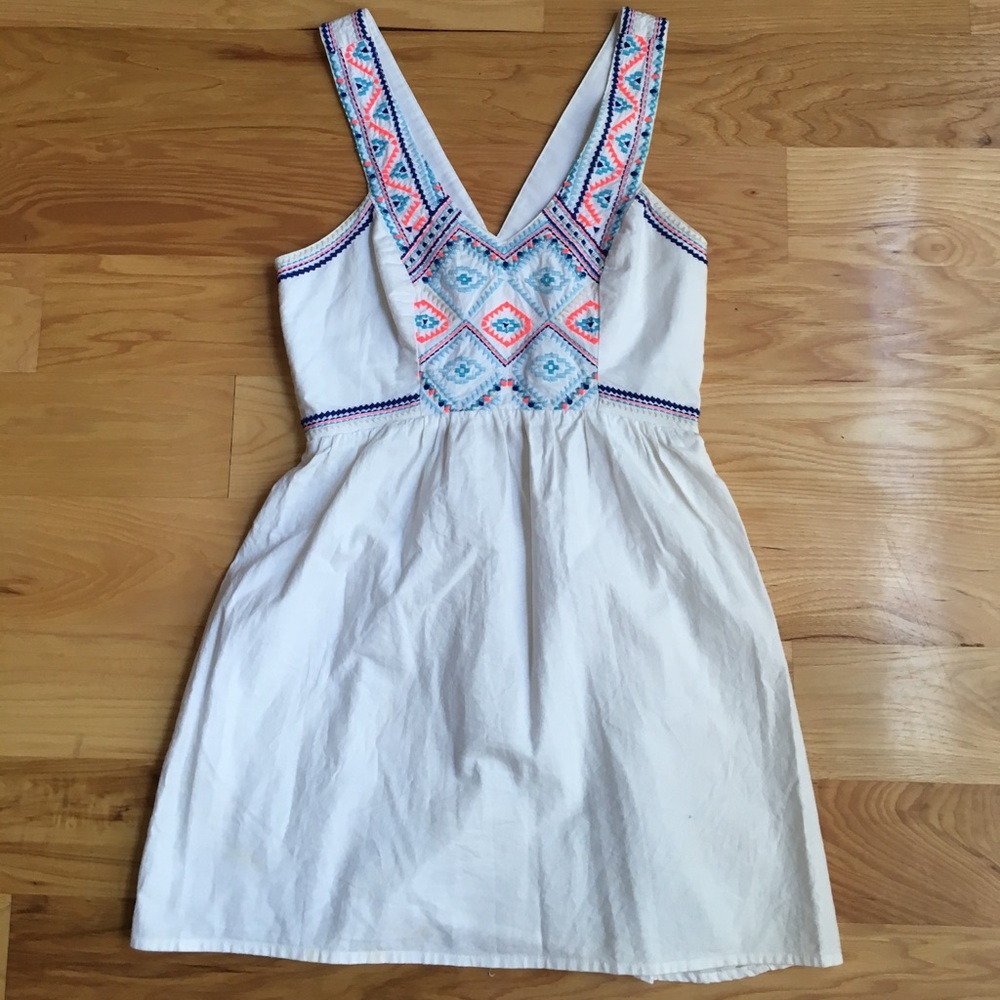 White v-neck cotton dress