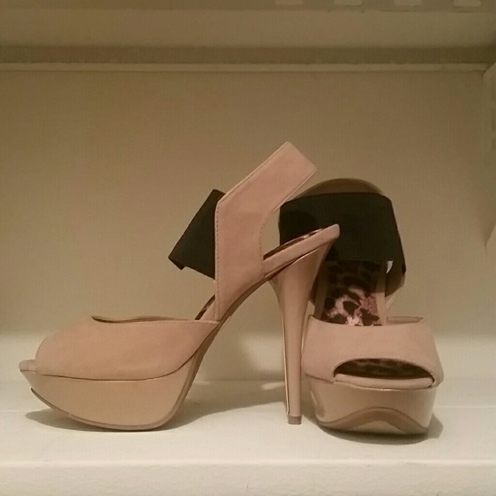 10% off when you bundle 2 items! Liliana tan heels