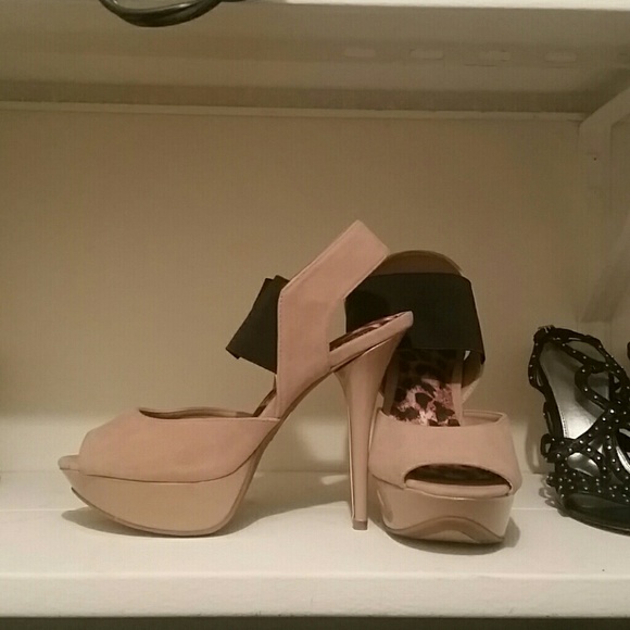 10% off when you bundle 2 items! Liliana tan heels - Picture 2 of 2