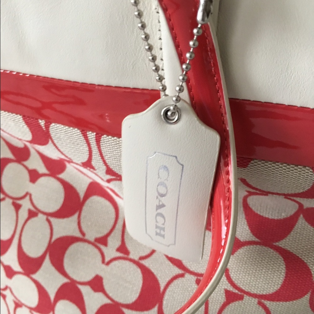 Classic Beauty NWT  Coach Purse