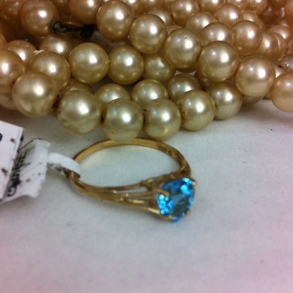 10K Gold Jewelry - Stunning blue topaz set in 10K gold NWT