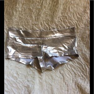 Iheartraves silver booty shorts