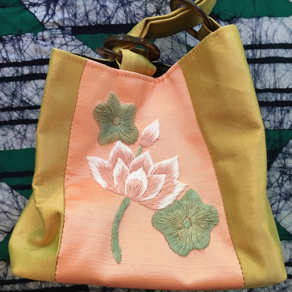 Embroidered RawSilk wristlet, perfect condition 🌸