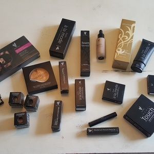 Younique make up brand new!!