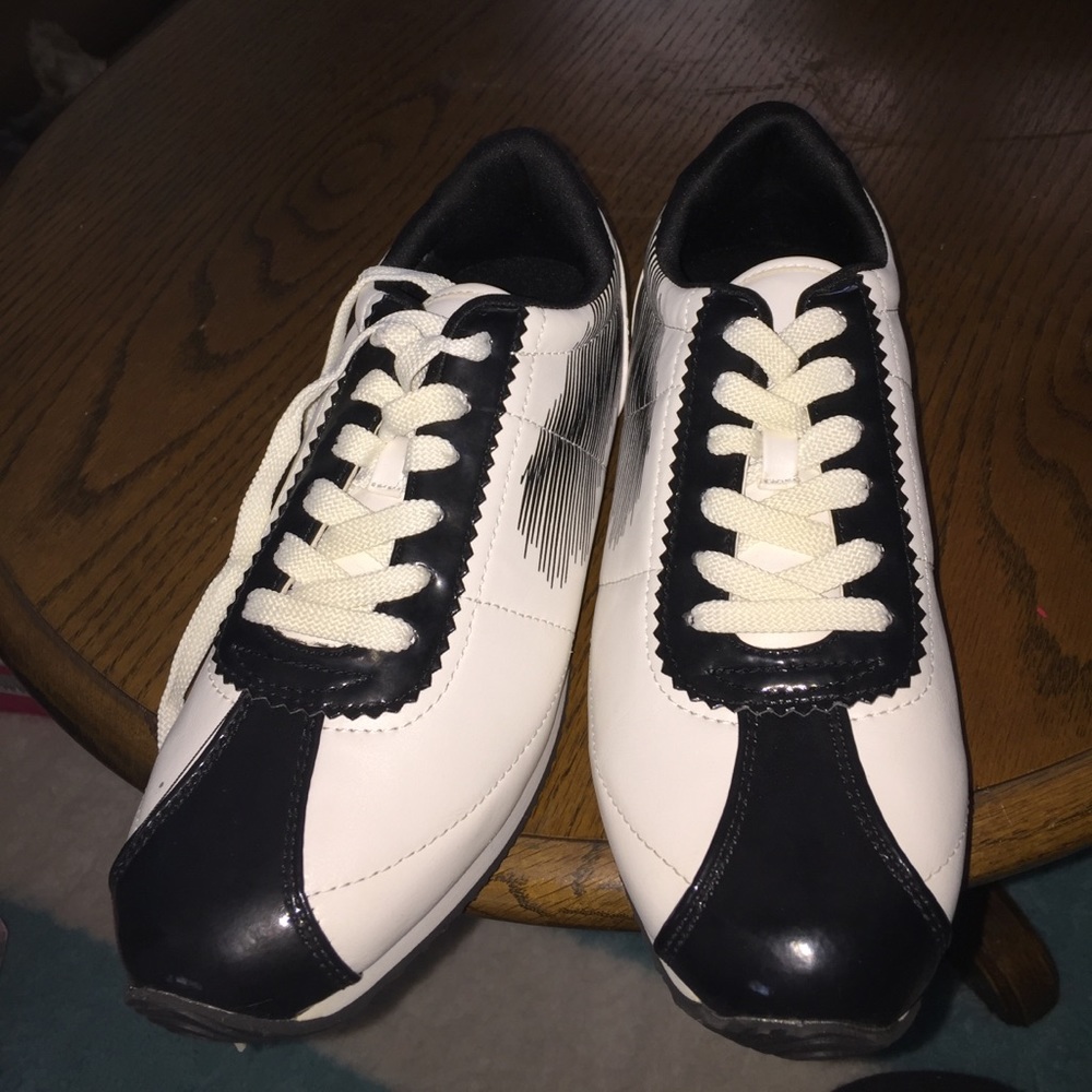 💜Black and White tennis shoes!