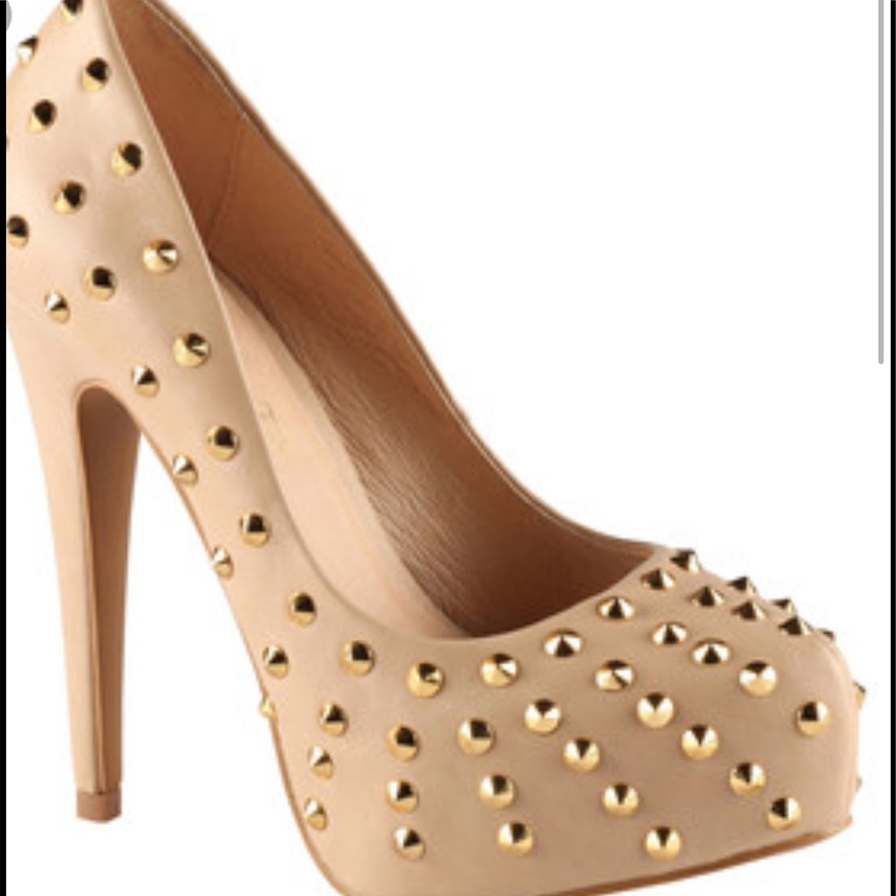 ❤️7.5 Aldo pumps Nude w/gold studs❤️