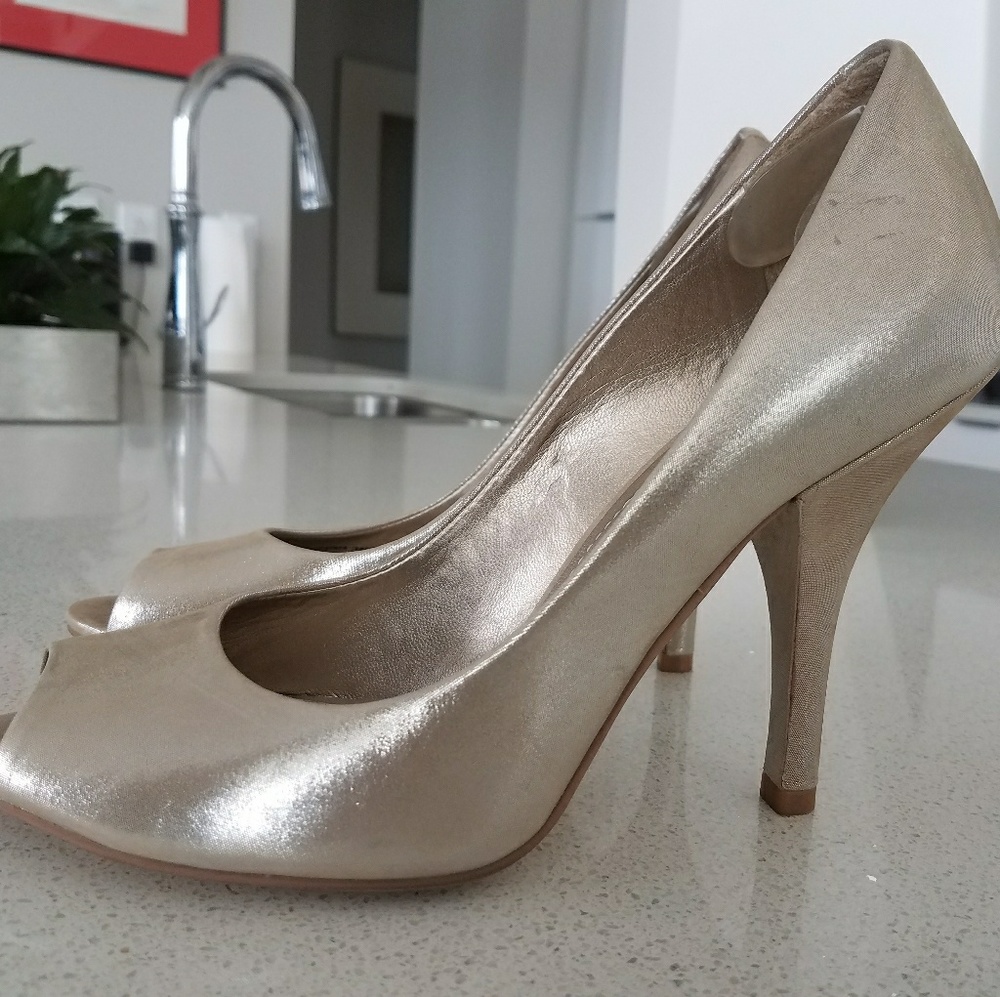 Silvery heels