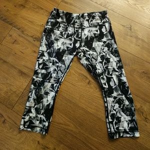 Cropped capri workout pants.
