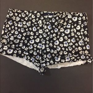 American Eagle: Daisy Shorts