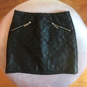 H & M black quilted mini skirt