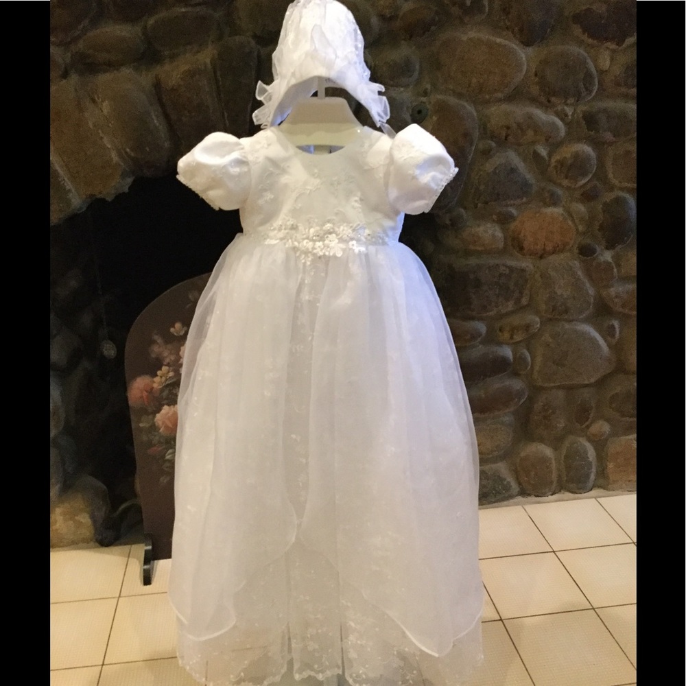 CG1 - Christening gown and bonnet - Picture 1 of 1