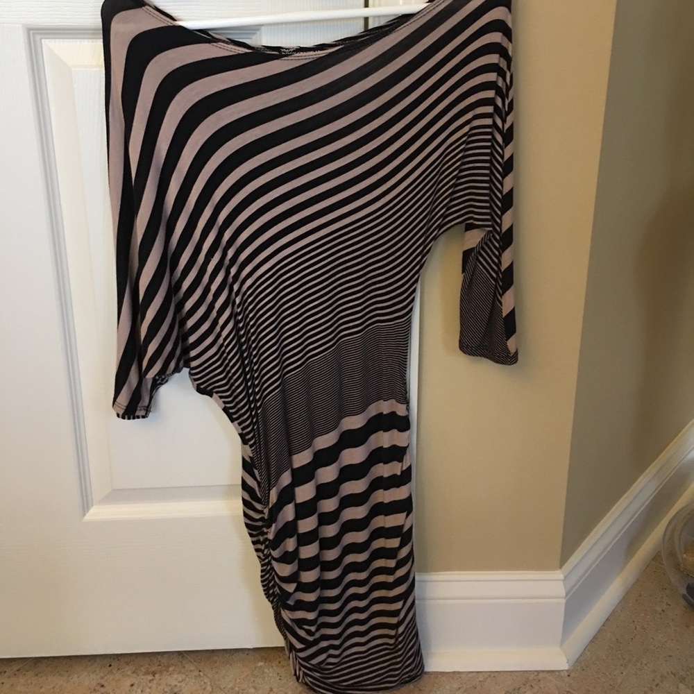 Body central asymmetrical dolman sleeves dress