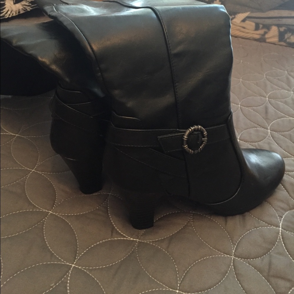 OFFERS WELCOME Black leather boot