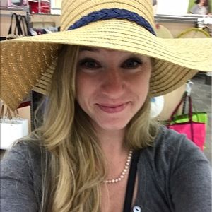 Meet your Posher, Cassandra