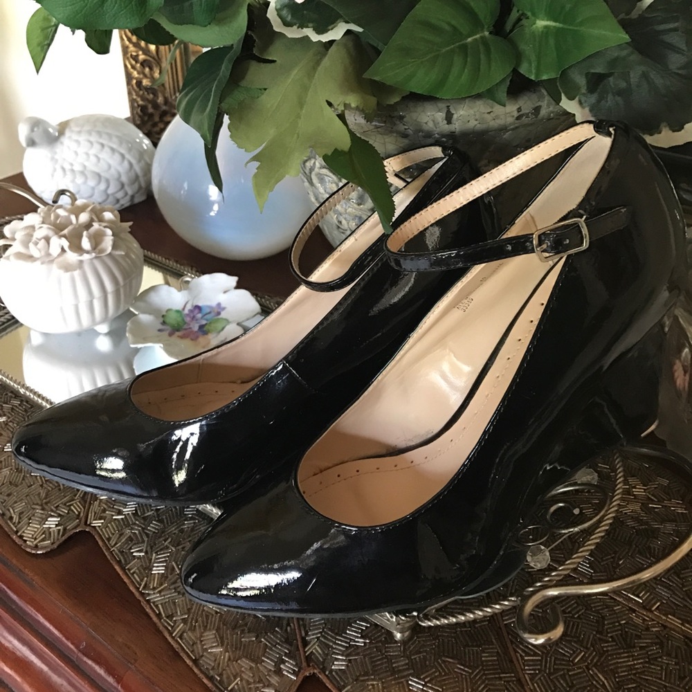 Price Drop😊Pumps. Wedge heels sz 10B. Black pat