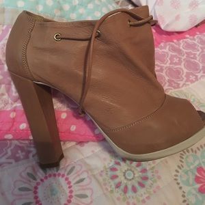 Fendi shoes Pretty and great condition !!