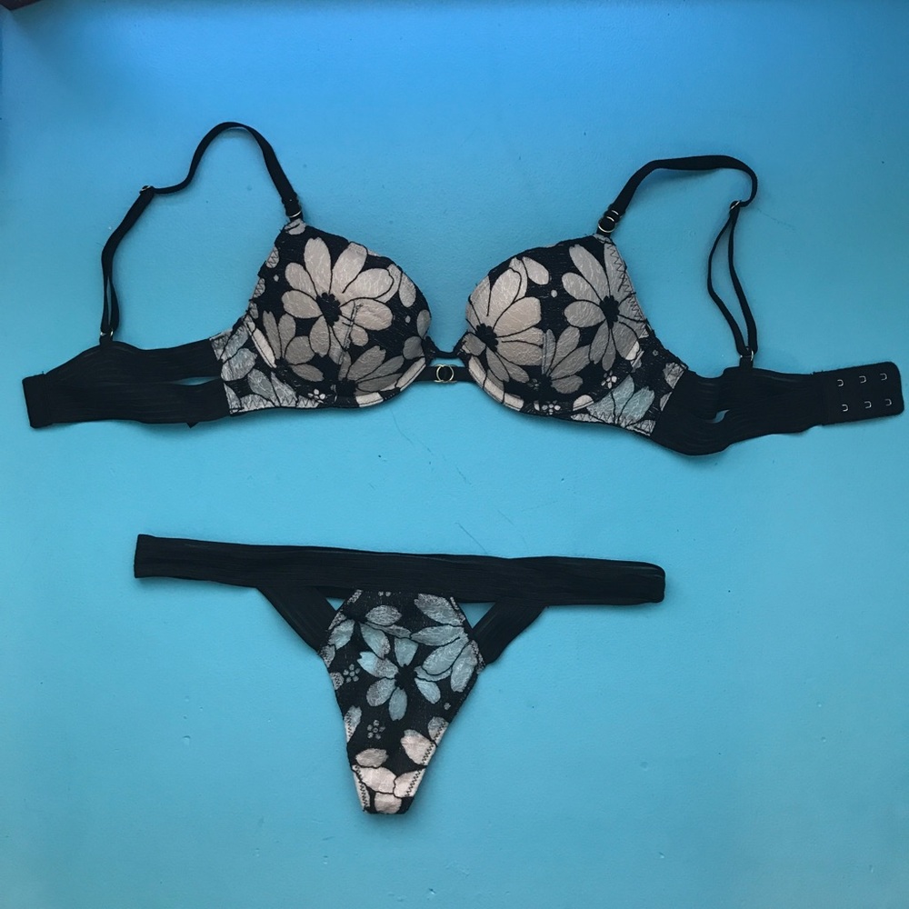 Victoria's Secret Bra & Panty set NEVER WORN !!