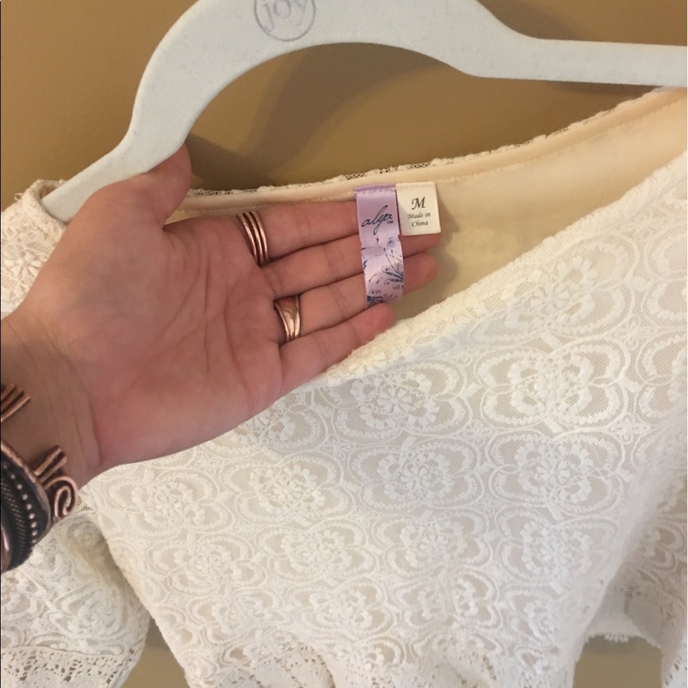 Lace Short Blouse - Picture 2 of 2