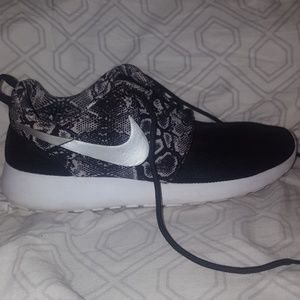 Womens Nikes Roshes Size 7