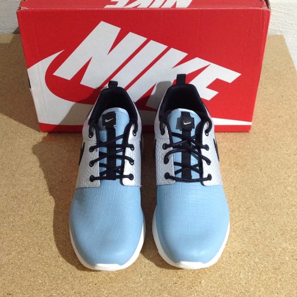 Nike Women's Roshe One LX - Picture 2 of 4