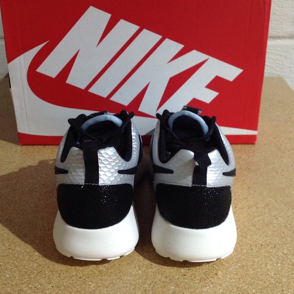 Nike Women's Roshe One LX - Picture 3 of 4