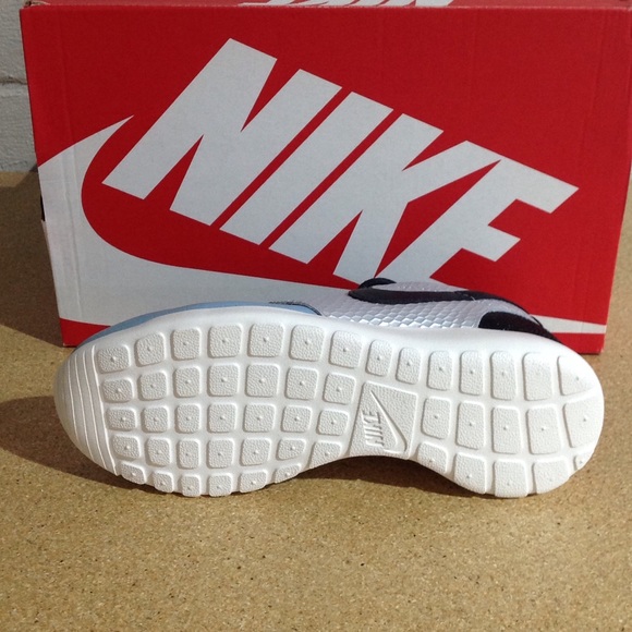 Nike Women's Roshe One LX - Picture 4 of 4