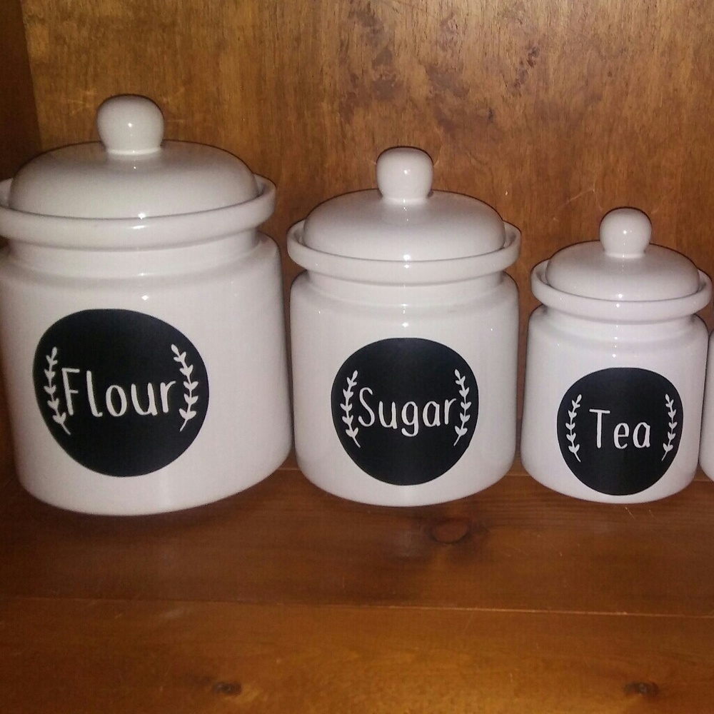 Farmhouse inspired pantry labels (in vinyl).
