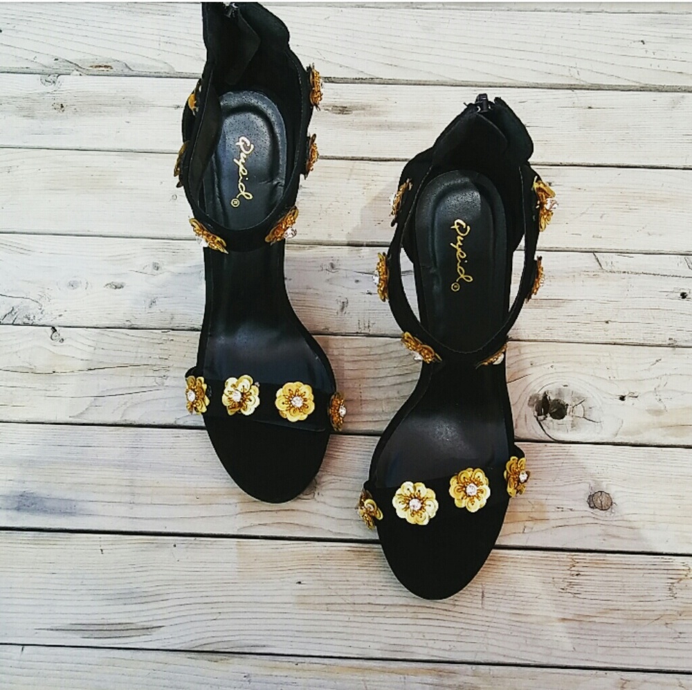 //Wild Thoughts// Black daisy strappy Heels - Picture 3 of 5