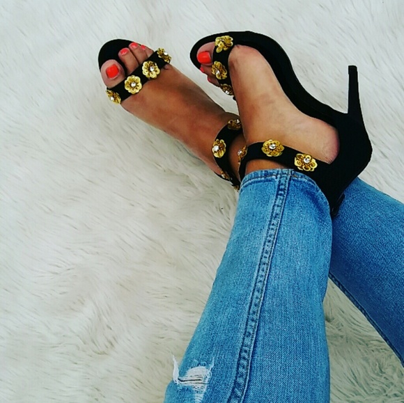 //Wild Thoughts// Black daisy strappy Heels - Picture 4 of 5