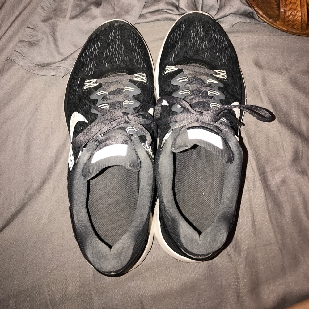 Nike tennis shoes- black