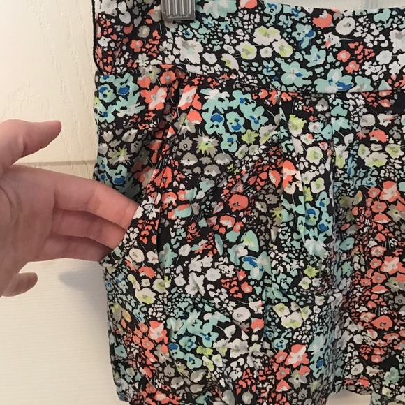 Pretty Floral Flowy shorts - Picture 2 of 3