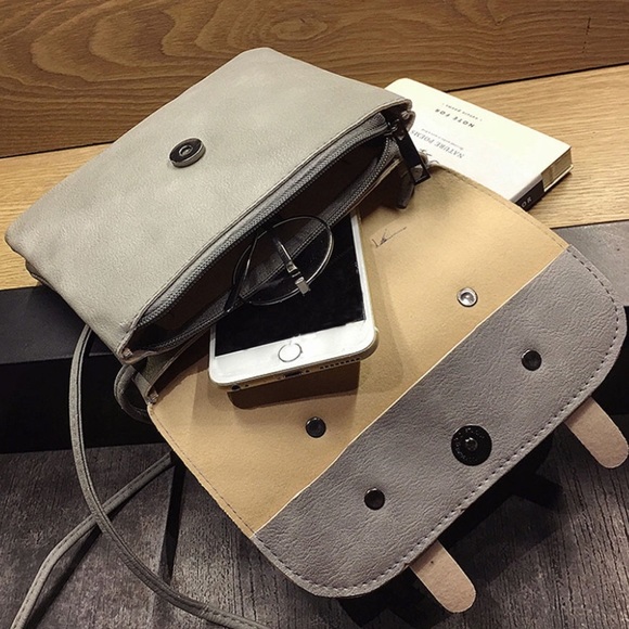 Get'in it Crossbody - Picture 3 of 3