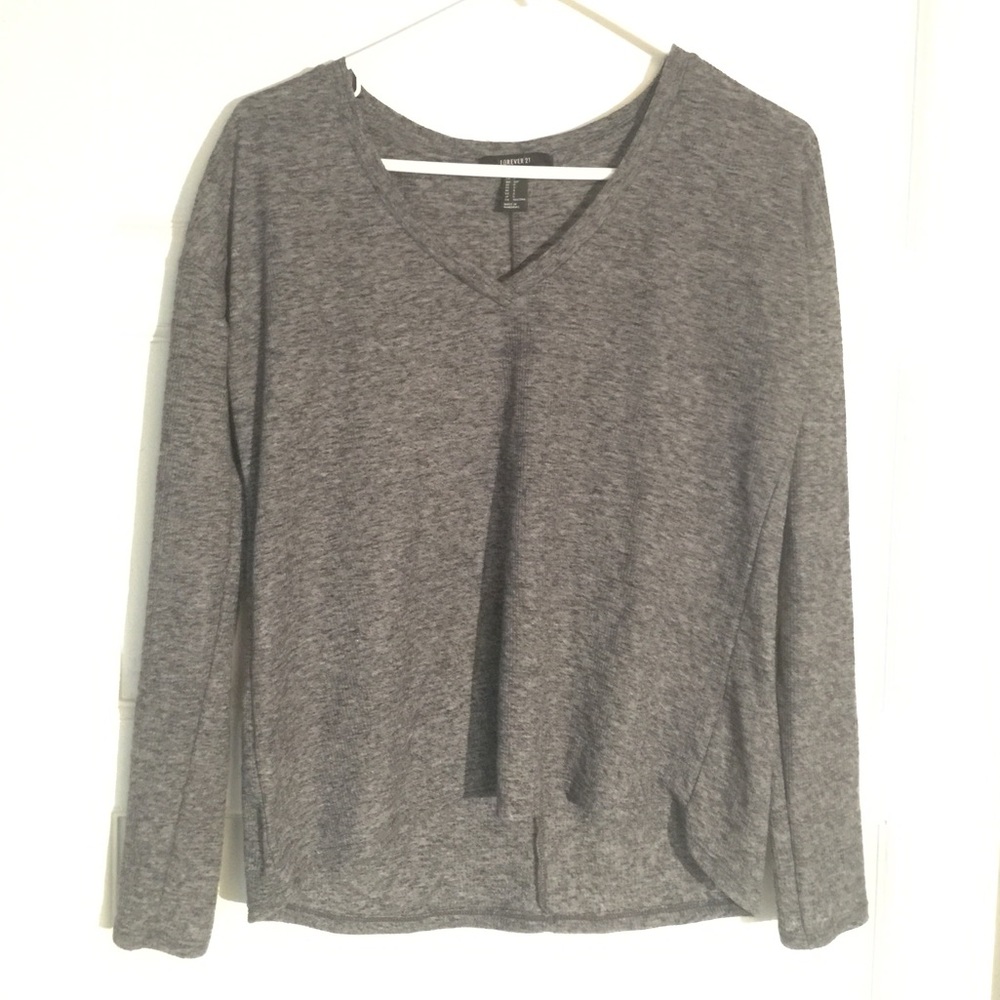 Grey long sleeve V-neck ☁️