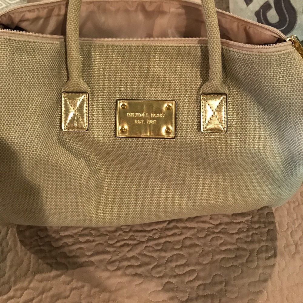 MK bag. Not sure the authenticity of this bag.