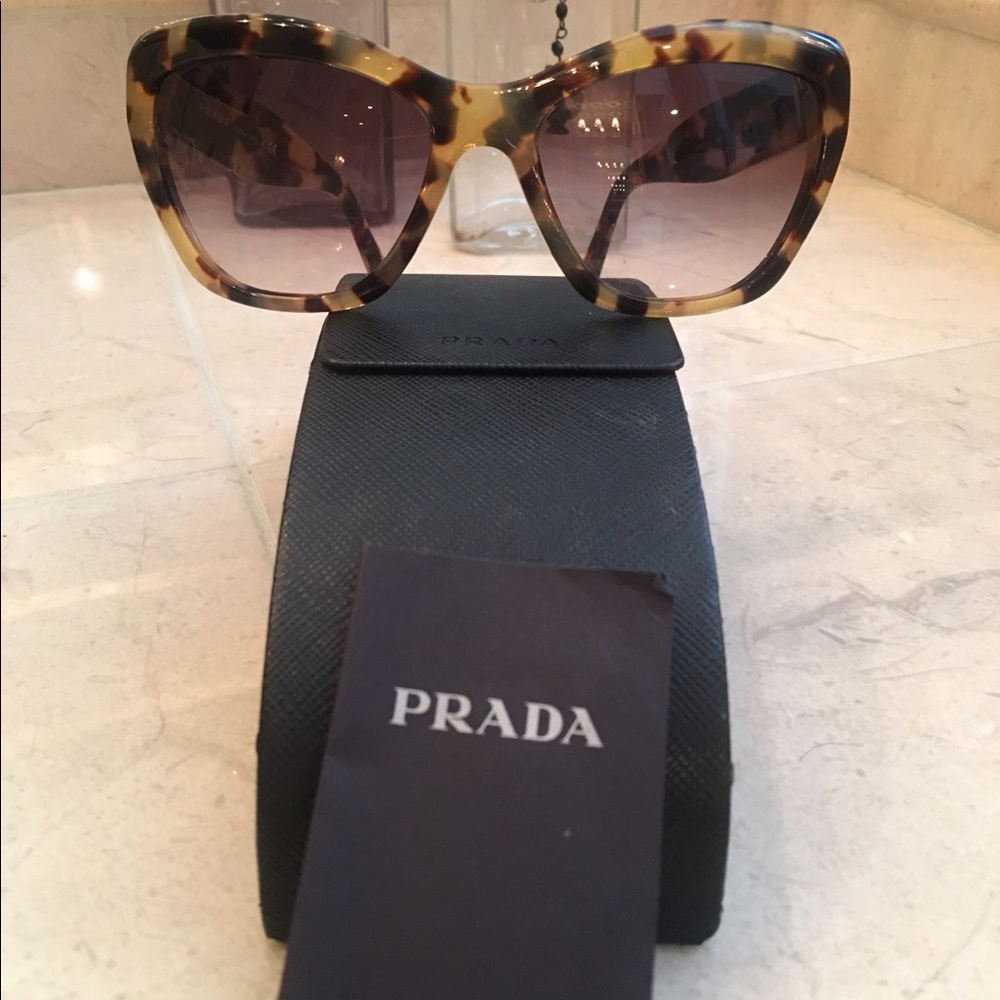 Prada Womens pre-owned beautiful sunglasses