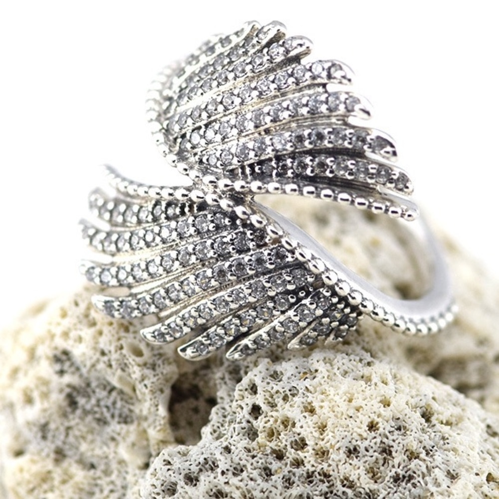 Pandora majestic feather ring