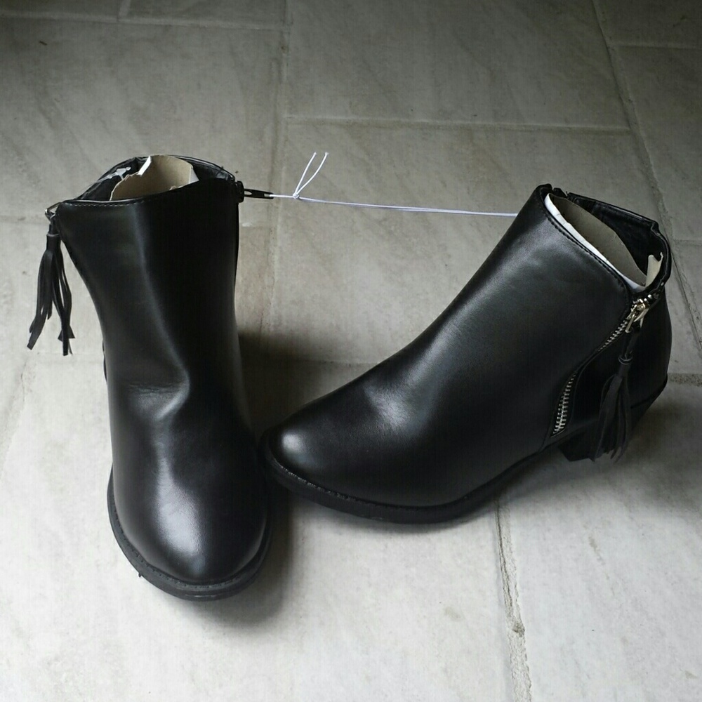 Women's size ankle boot with tassel zipper