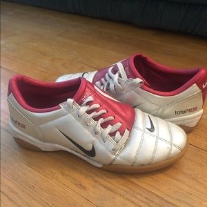 NIKE Total90 Indoor Soccer Cleats