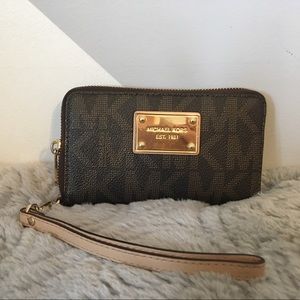 Traditional Michael Kors Wristlet