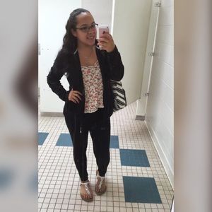 Meet your Posher, Amaris