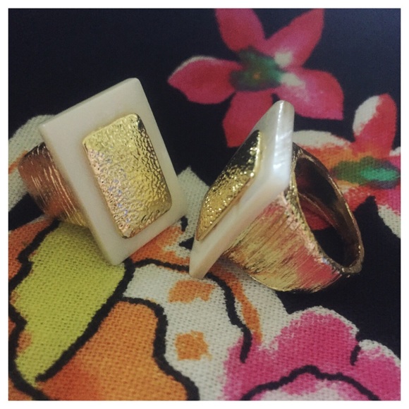 Mother of Pearl White & Gold Statement Ring - Picture 2 of 8