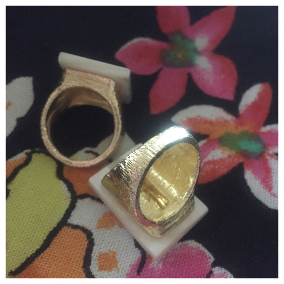 Mother of Pearl White & Gold Statement Ring - Picture 6 of 8