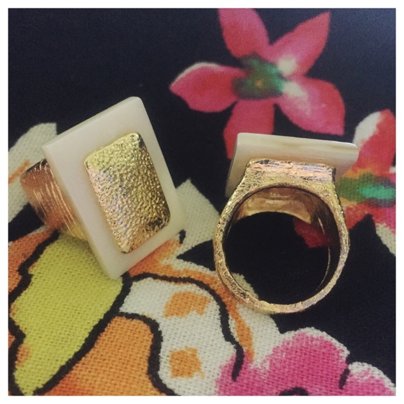 Mother of Pearl White & Gold Statement Ring - Picture 7 of 8